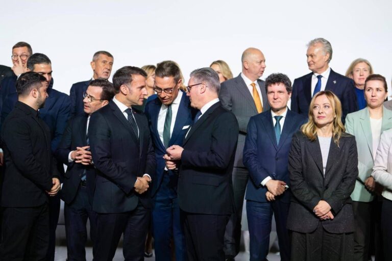 Ucraina, Meloni a Parigi tiene il punto: “No a truppe italiane ma sostegno a Kiev”