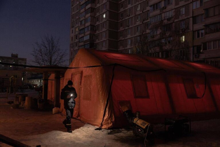 Ucraina, doppio fronte nei negoziati: Trump oggi vede Zelensky, Witkoff da Putin a Mosca