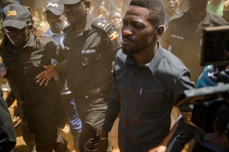Uganda, leader opposizione Bobi Wine portato via con elicottero militare