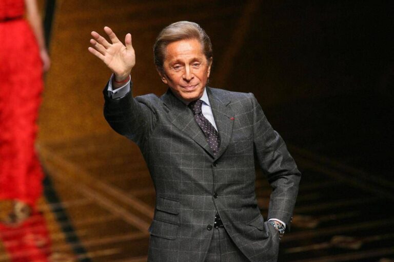Valentino, quel rosso simbolo di eleganza che racchiude la storia della maison