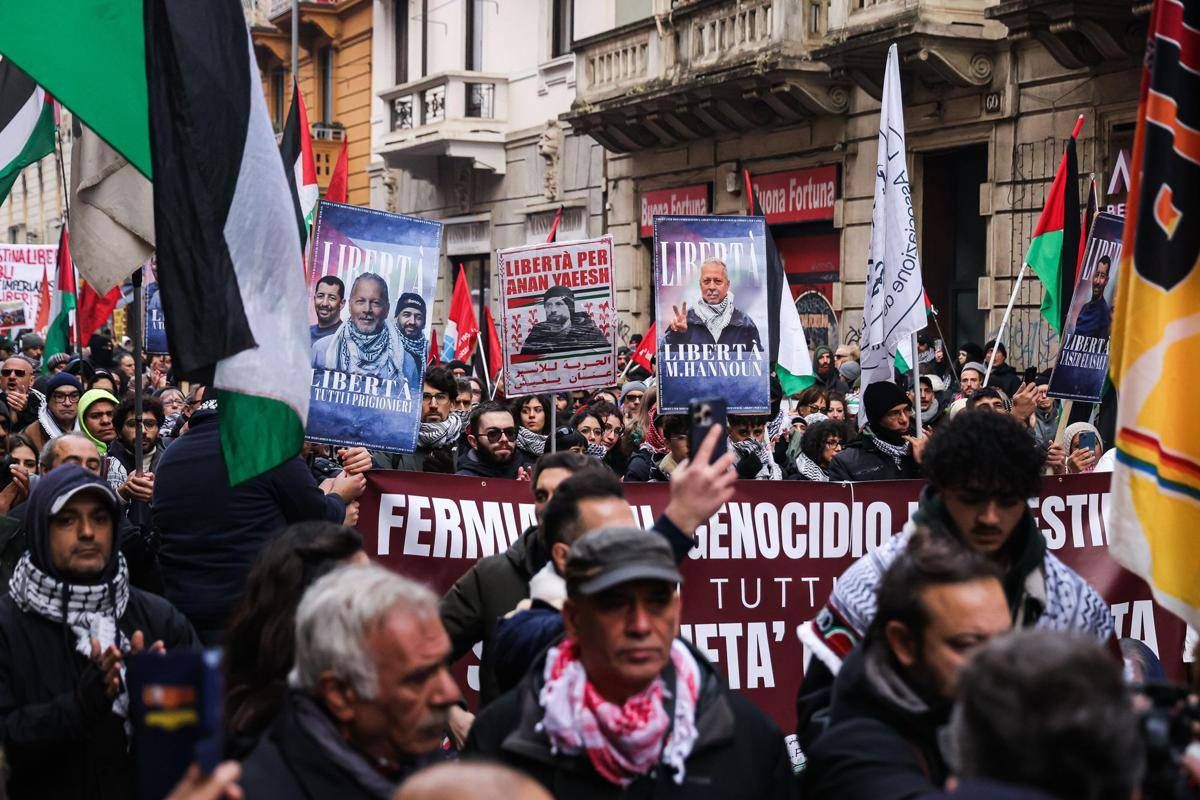 “Vergogna, fuori i sionisti dal corteo”: insulti a cronista Il Giornale al corteo Pro Pal di Milano