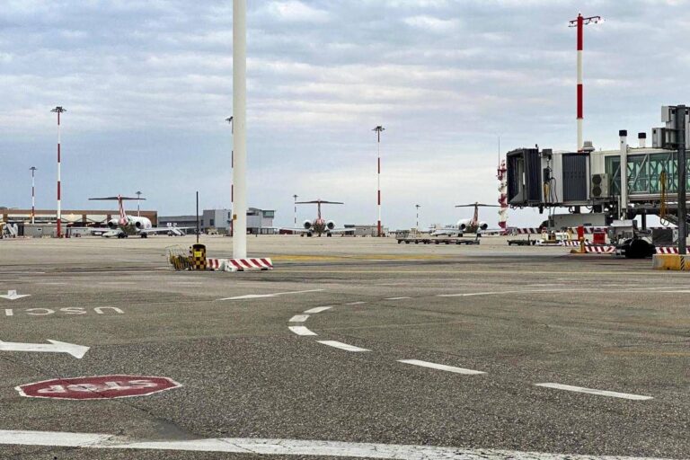 Fumo in cabina aereo, atterraggio d’emergenza a Venezia: paura per 168 passeggeri