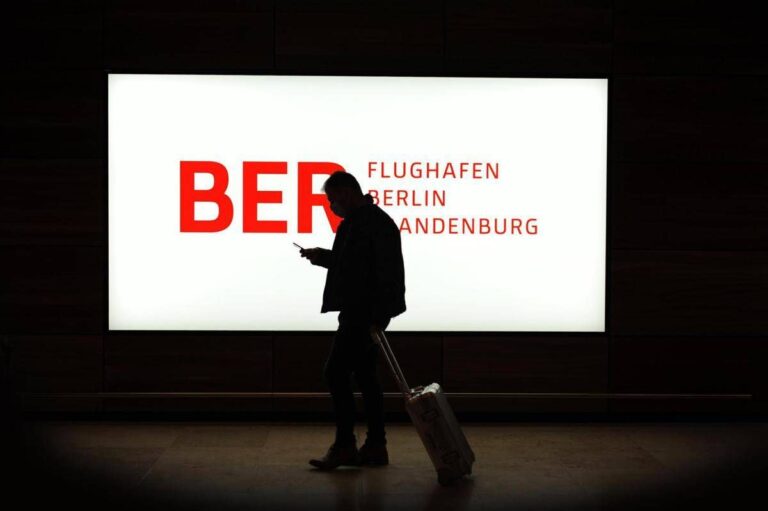 Il ghiaccio ferma Berlino, aeroporto bloccato e stop a tutti i voli
