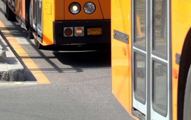 Vicenza, 15enne disabile scorda l’abbonamento a casa: autista lo fa scendere dal bus